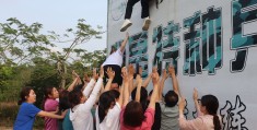 适合30人的户外团建游戏(适合30人左右的室内团建活动)