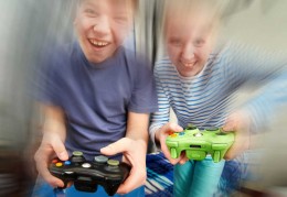 一个小孩子玩的游戏(一个小孩子玩的游戏叫什么)