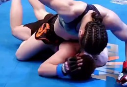 格斗女骑身暴打男子(格斗女骑身暴打男子图片)