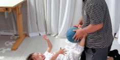 8一12岁家庭亲子游戏在没有手机(10到12岁的亲子游戏室内不用玩具)