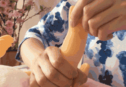 给孩子按摩头部提高智商视频(孩子头部按摩促进大脑发育的好处)