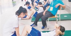 中考仰卧起坐的正确做法(中考仰卧起坐技巧教学视频)